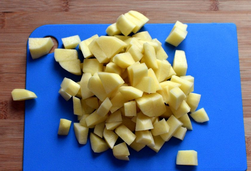 1. Этап. Острый картофельный суп: Сварите насыщенный бульон из говяжьей лопатки. Процедите бульон, отмерьте 2 литра, мясо нарежьте кусочками. Картофель нарежьте кубиками среднего размера и опустите в бульон. Варите почти до готовности картофеля.