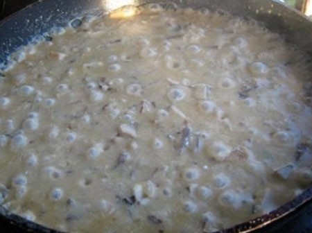 1. Stage. Dried Mushroom Sauce: Pour the mushroom broth into the pan, add sour cream, bring to a boil and simmer for 3 minutes.