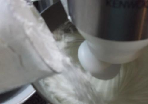 1. Этап. Кекс с клубничным вареньем: 5. И последний шаг - просеянная через сито мука. Просеивать муку нужно для обогащения ее кислородом, чтобы тесто получилось 