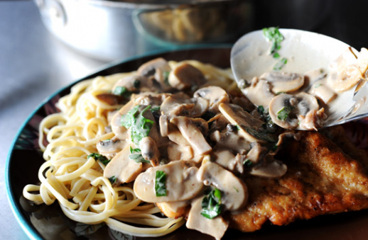 1. Этап. Отбивные с грибами: 11. Подавать к столу отбивные с грибами в домашних условиях с любимым гарниром.