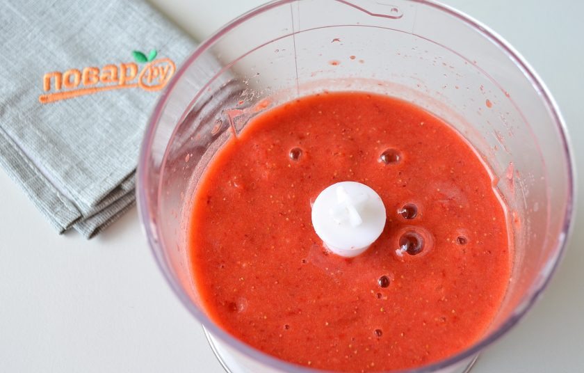 1. Этап. Земляника с сахаром на зиму без варки: 3. Небольшими порциями измельчите ее с помощью блендера с сахаром. Количество сахара должно быть больше, чтобы сохранить ягоды дольше.