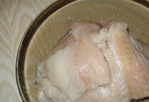 1. Этап. Хек в кляре: Филе хека моем, нарезаем на куски, солим и добавляем нужные нам специи.