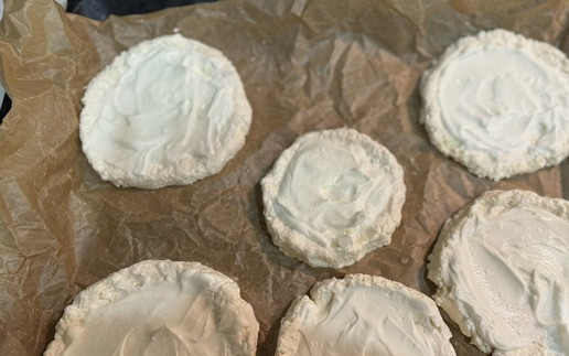 1. Этап. Творожные ватрушки на творожном тесте: Выкладываем на творожные основы мягкий творожок