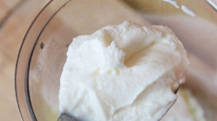 1. Этап. Соус к греческому салату: Возьмите чашу блендера, выложите в нее натертый на терке и смешанный с чесноком огурец. Затем добавьте в чашу брынзу и несладкий греческий йогурт. Взбейте все блендером до однородности.