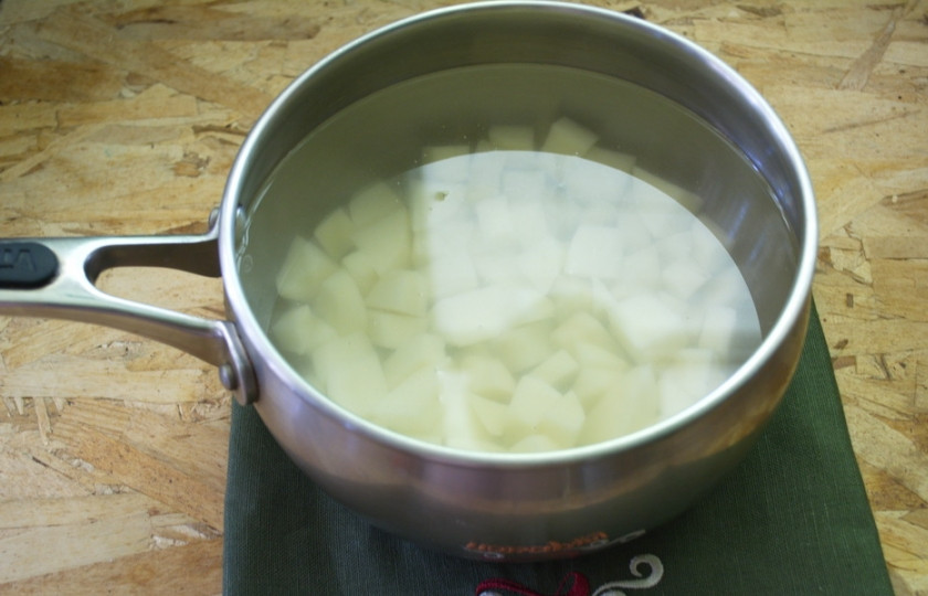 1. Этап. Рыбный суп с картофелем: Картофель залейте водой. Поставьте вариться.