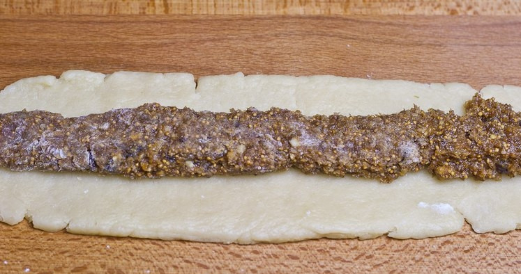 1. Этап. Итальянское печенье с инжиром: Раскатываем из теста длинный такой прямоугольник, в середину выкладываем начинку.