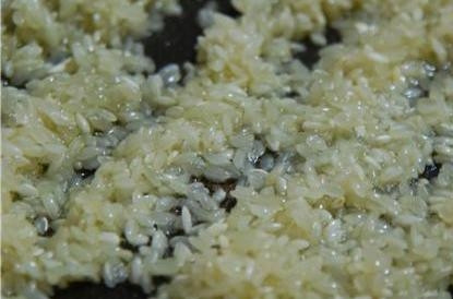 1. Этап. Томатный суп с мидиями: На освободившуюся сковороду наливаем оставшееся масло, разогреваем и обжариваем минуту-полторы рис. Затем добавляем вино и сахар и выпариваем на небольшом огне минут 5. Отправляем рис в кастрюлю.