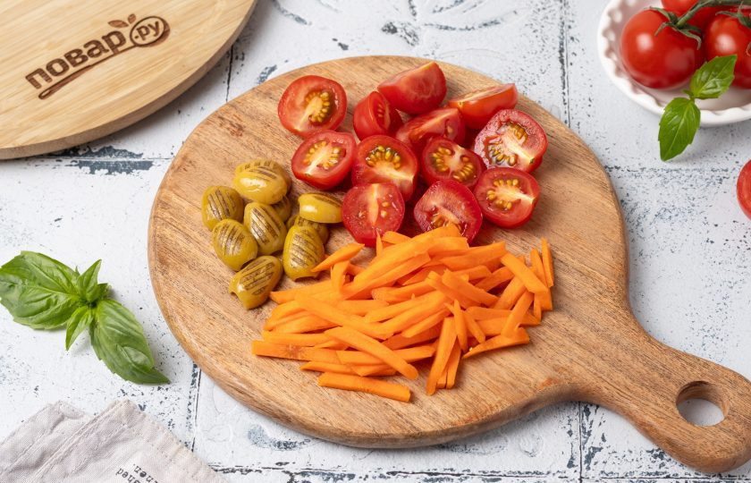 1. Этап. Салат Примавера: Помидоры черри и оливки разрежьте пополам, морковь очистите и натрите на терке, либо порежьте соломкой.