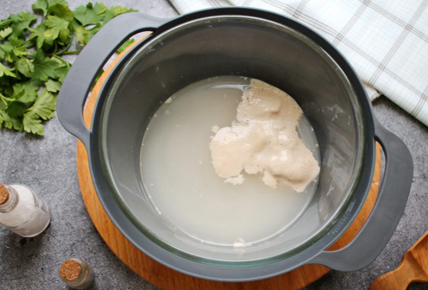 1. Этап. Расстегаи с палтусом: В миску налейте теплую воду, добавьте свежие дрожжи, всыпьте соль и сахар. Все перемешайте до растворения и однородности.