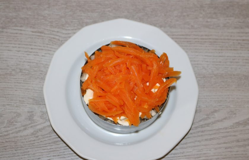 1. Этап. Салат из риса и шпрот: 4 слой - морковь натёртая на крупной тёрке.