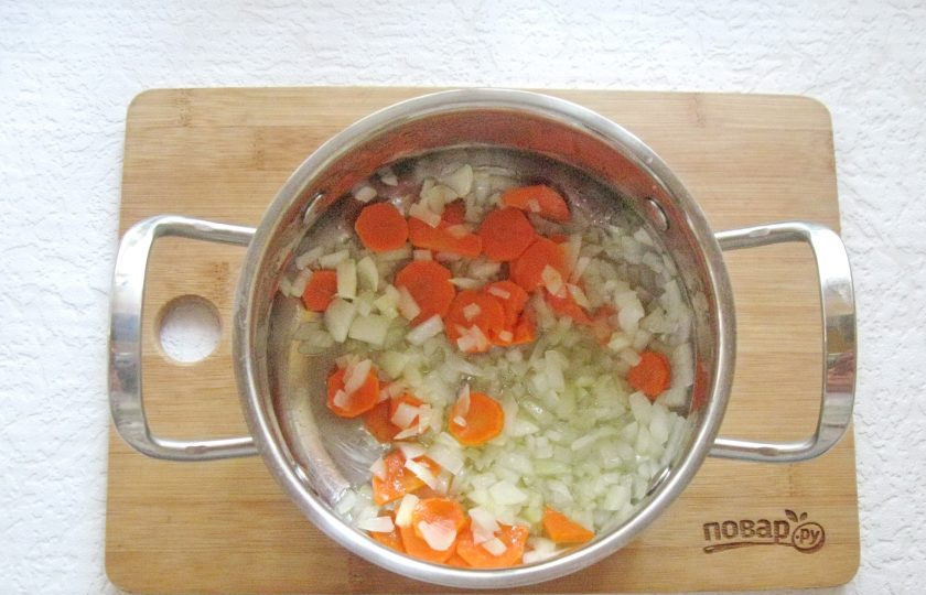 1. Этап. Тыквенный суп-пюре с мясом: Налейте подсолнечное масло и пассеруйте овощи до прозрачности лука.