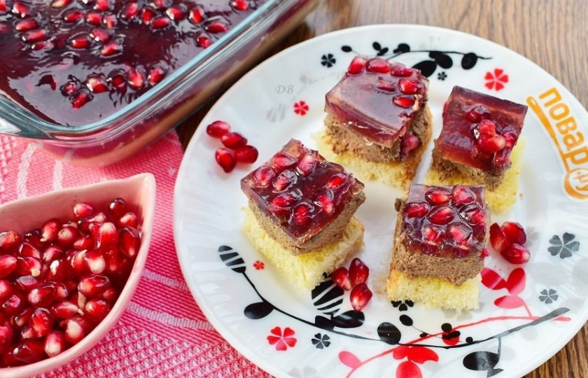 1. Этап. Паштет из куриной печени с коньяком и гранатовым желе: Подавайте с ломтиками белого хлеба или хлебцами. Приятного аппетита!