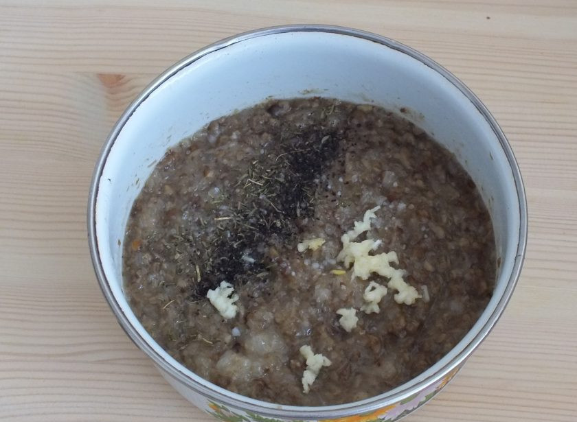 1. Этап. Икра из опят через мясорубку: В полученную массу добавьте соль, перец, измельченный чеснок.