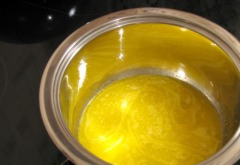 1. Этап. Чизкейк без выпечки классический: Сливочное масло нужно растопить.