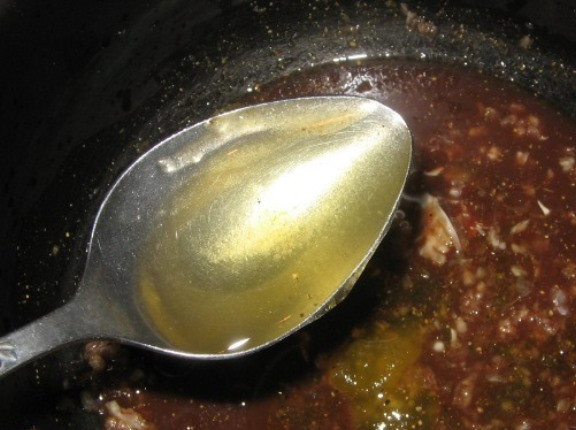 1. Этап. Баранина с базиликом: Добавьте бальзамический уксус, вино, оливковое масло.