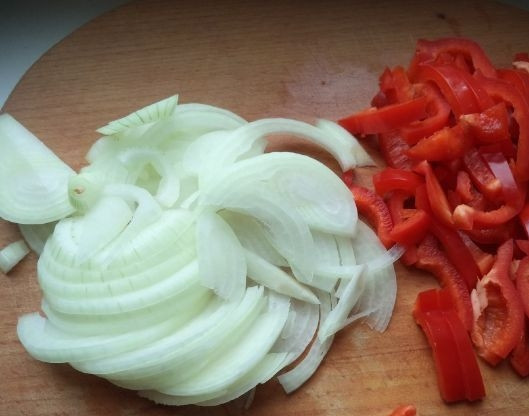 1. Этап. Вкусное овощное рагу: 2. Шинкуем лук и болгарский перец. Нарезку выбирайте сами. Я предпочитаю более крупную.
