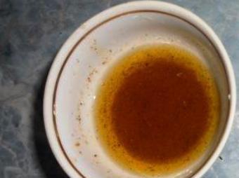 1. Этап. Салат с креветками и китайской капустой: Делаем соус - смешиваем сок половины лимона, оливковое масло и приправу для салатов - хорошо перемешиваем. Можно специи использовать на свой вкус. У меня в наличии была приправа для салатов, поэтому я не заморачивался и использовал ее. Туда входит базилик, укроп, чеснок, паприка.