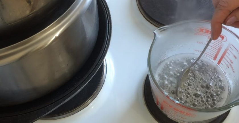 1. Этап. Леденцы на палочке своими руками: 2. Когда сахар растворится, добавьте щепотку лимонной кислоты, лимонного сока или винного уксуса. Когда смесь начнет сильно кипеть и покроется пузырями, уменьшите огонь вдовое и кипятите ее, постоянно помешивая, пока она не станет янтарного цвета.