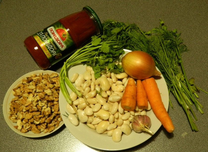 1. Этап. Лобио с орехами: Приготовьте ингредиенты. Отварите фасоль (варим минут 40).