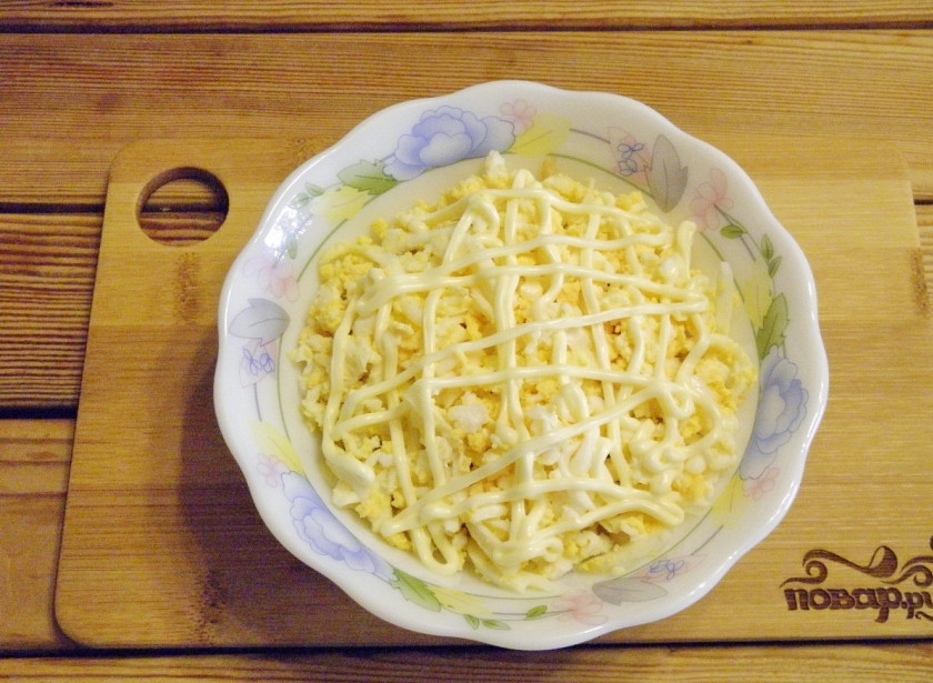 1. Этап. Селедка под шубой без моркови: Следующий слой - яичный. Посолите его, поперчите и полейте майонезом.