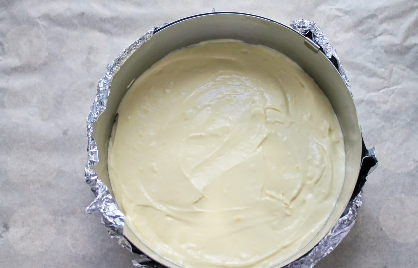 1. Этап. Бисквит королевы Виктории: Дно разъемной формы застелите силиконовым пергаментом и вылейте тесто, разровняйте.