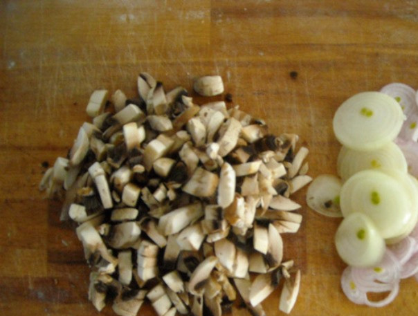 1. Этап. Жульен в корзиночках: Измельчите лук и грибы.