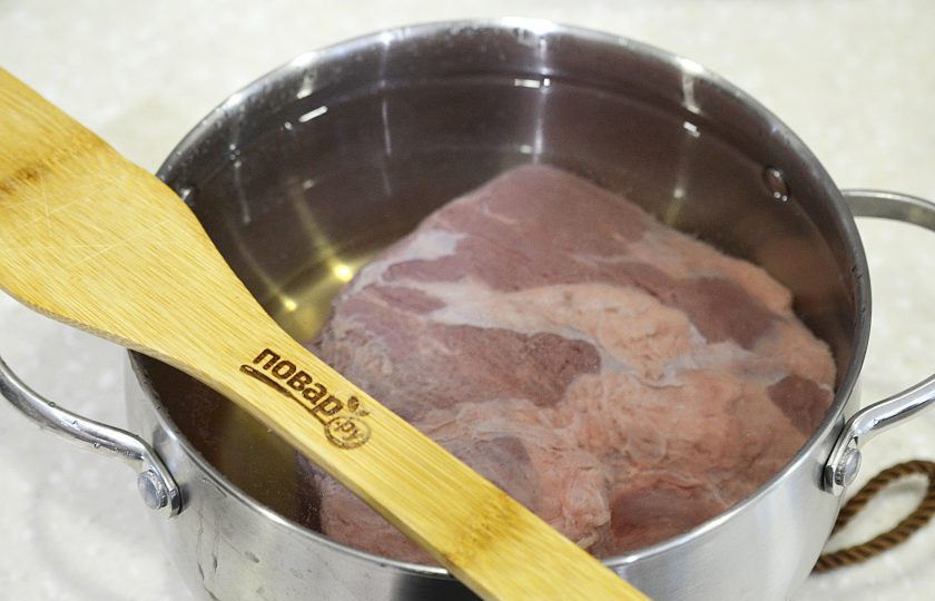 1. Этап. Кислые щи с перловкой: 1. Мясо помойте, залейте водой.