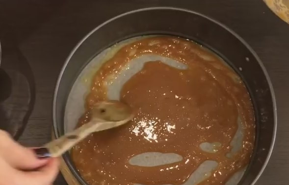 1. Этап. Очень вкусный сливовый пирог-перевертыш: 5. Форму для выпечки застелите пергаментом, вылейте в нее карамельный сироп, распределив его по дну.