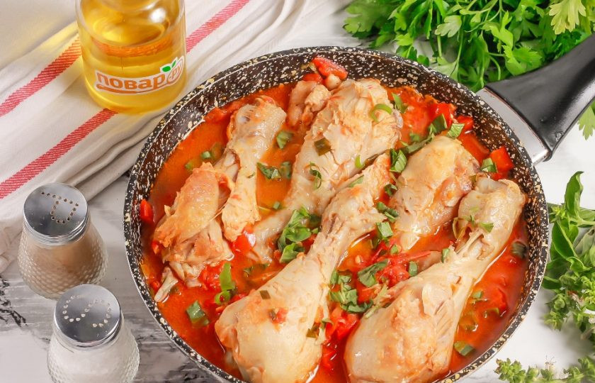 1. Этап. Куриные ножки по-веронски: Промойте и нарежьте листья базилика, очищенные зубчики чеснока и добавьте в емкость. По желанию туда же добавьте оливки либо маслины и приправу для курицы, если решите их использовать.