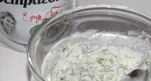 1. Этап. Филе палтуса с овощами: Достаньте из холодильника сливочное масло, дайте ему постоять при комнатной температуре, чтобы размягчилось. Смешайте его с рубленой петрушкой, измельченным чесноком, эстрагоном. Посолите и поперчите, тщательно перемешайте.