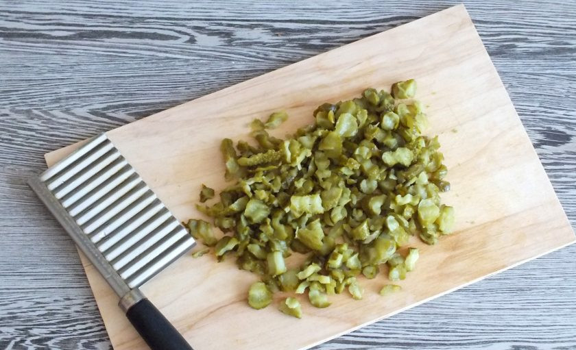 1. Этап. Треска запеченная с солеными огурцами: Огурцы нарежьте мелким кубиком или натрите на крупной терке.