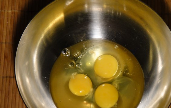 1. Этап. Ленивый капустный пирог: В отдельную миску вбейте три яйца.