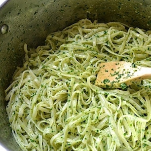 1. Этап. Диетическая паста: Когда паста и песто смешаются - снимаем с огня и немедленно подаем.