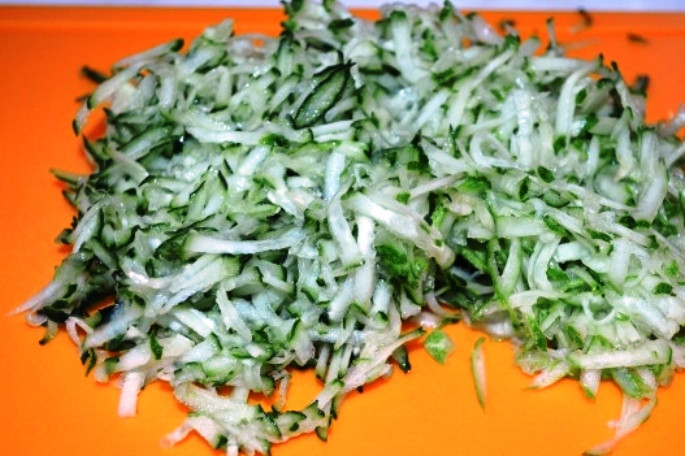 1. Этап. Классическая окрошка на кефире: Вымойте все овощи и зелень. Огурцы потрите на крупной терке.