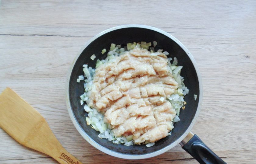 1. Этап. Суп из чечевицы с фаршем: Добавьте в сковороду с луком мясной фарш. У меня куриный.