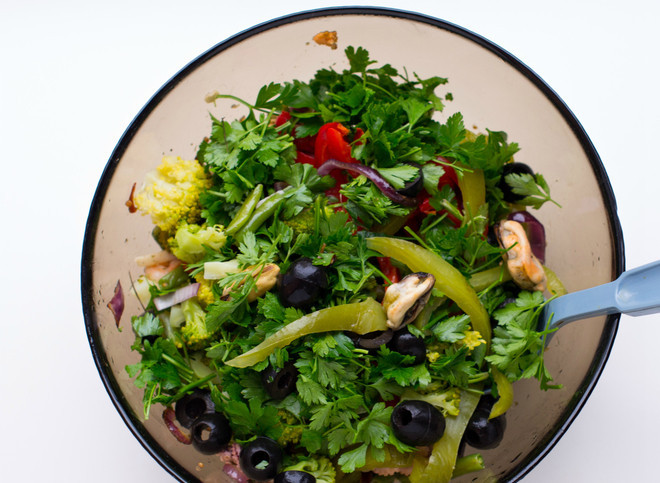 1. Этап. Морской коктейль с соевым соусом: 7. Вылить заправку, аккуратно все перемешать и морской коктейль с соевым соусом в домашних условиях с овощами готов к подаче. Сверху можно выжать сок лимона по вкусу.