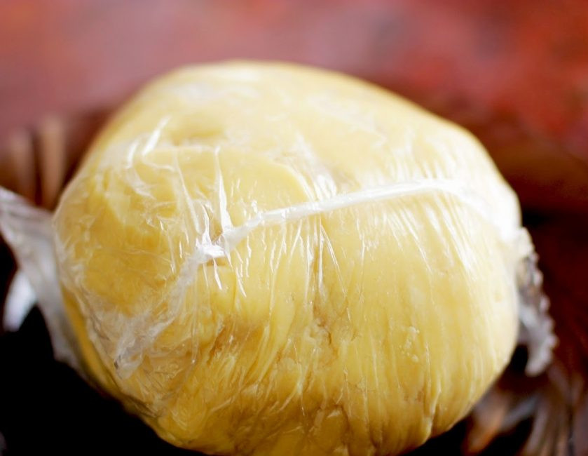 1. Этап. Корзинки с белковым кремом: 3. Затем заверните тесто в пленку и отправьте на 30 минут в холодильник.