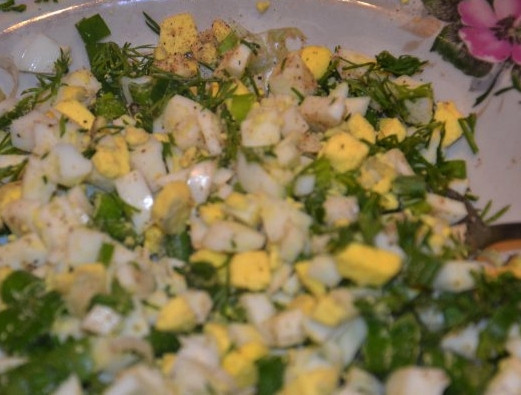 1. Этап. Пирожки с зеленым луком и яйцом: Теперь, когда яйца отварены, очистите их и нарежьте мелко. Лук и укроп хорошо промойте и тщательно высушите бумажным полотенцем. Добавьте зелень к яйцам, присыпьте солью, перемешайте начинку.