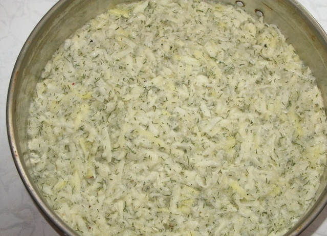 1. Этап. Картофельный пирог с луком: 6. Распределяем начинку по всей форме.