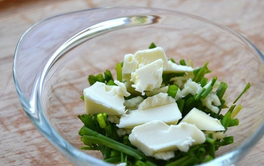 1. Этап. Перепелка в духовке: 5. Добавьте мед и сливочное масло.