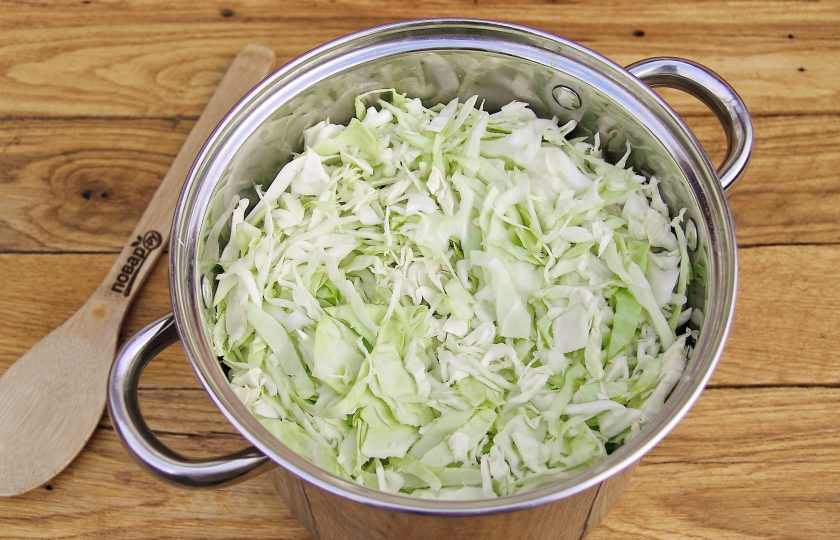 1. Этап. Капуста за 12 часов: Нашинкуйте капусту.