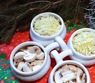 1. Этап. Индейка с грибами и картофелем: Моцареллу и сулугуни натереть на мелкой тёрке и смешать. В формочки влить по 2 ст. л. сливок и разложить 2/3 всего сыра.