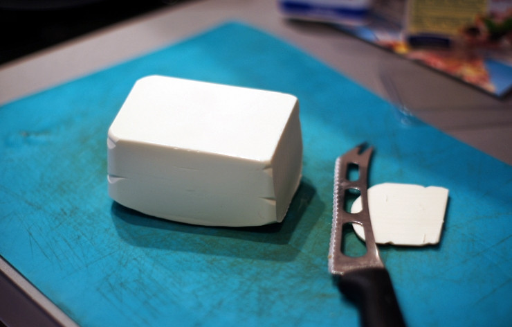 1. Этап. Греческий салат с фетаксой: Фетаксу нарежем кубиками. Открою маленький секрет - для того, чтобы сыр не прилипал к ножу, отправьте коробочку в морозильник на 10 минут.