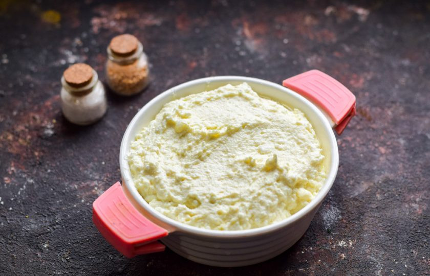 1. Этап. Творожная запеканка ПП: Перемешайте все и выложите тесто в форму. Запекайте при температуре 180 градусов в течение 25-30 минут.