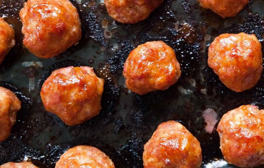 1. Этап. Глазированные мясные шарики: 5. Подавать шарики можно в качестве закуски на шпажках или в колечках ананаса.