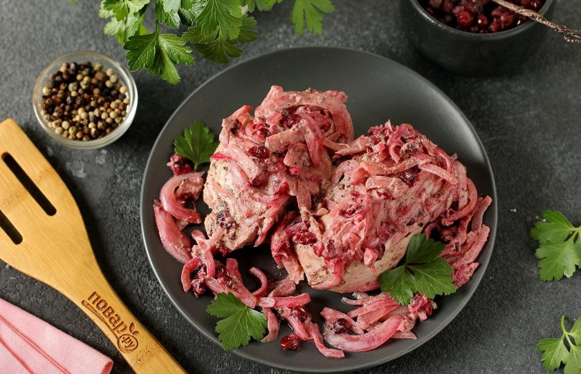 1. Этап. Куриная грудка в брусничном соусе: Куриная грудка в брусничном соусе готова. Приятного аппетита!