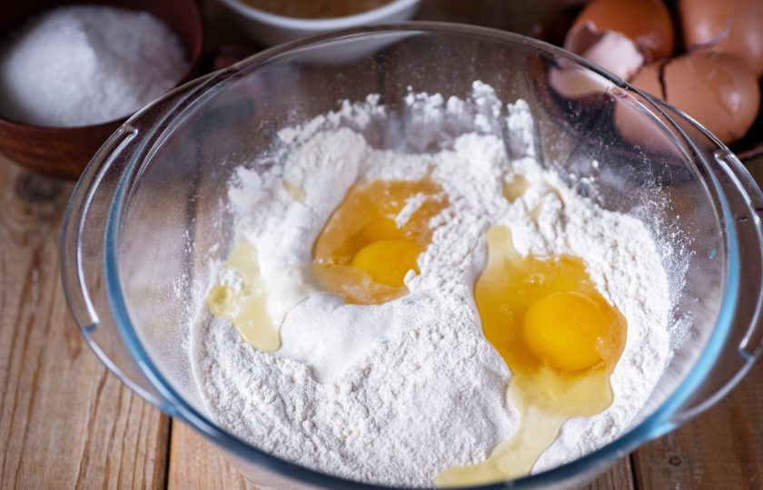 1. Этап. Башкирский чак-чак: В просторную миску высыпите всю муку, добавьте соль, вбейте яйца.