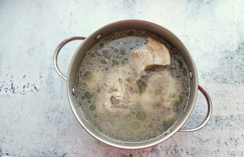 1. Этап. Борщ на квасе: Вымойте мясо и выложите в кастрюлю. Влейте в кастрюлю воду, доведите до кипения на среднем огне, посолите и варите в течение одного часа.