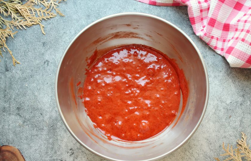 1. Этап. Рулет Красный бархат: Аккуратно перемешайте до однородного, воздушного теста.