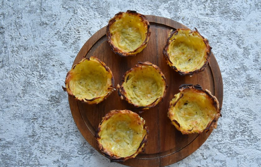 1. Этап. Картофельные корзиночки с селедочным кремом: Выпекайте корзиночки в духовке, разогретой до 190-200 градусов 30-35 минут, до золотистости картофеля. Корзиночки остудите и извлеките из формы.